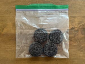 オレオを袋に入れる