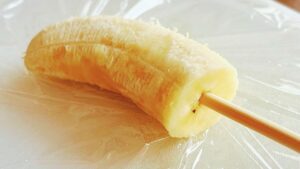 割り箸を刺して凍らせる冷凍バナナアイス