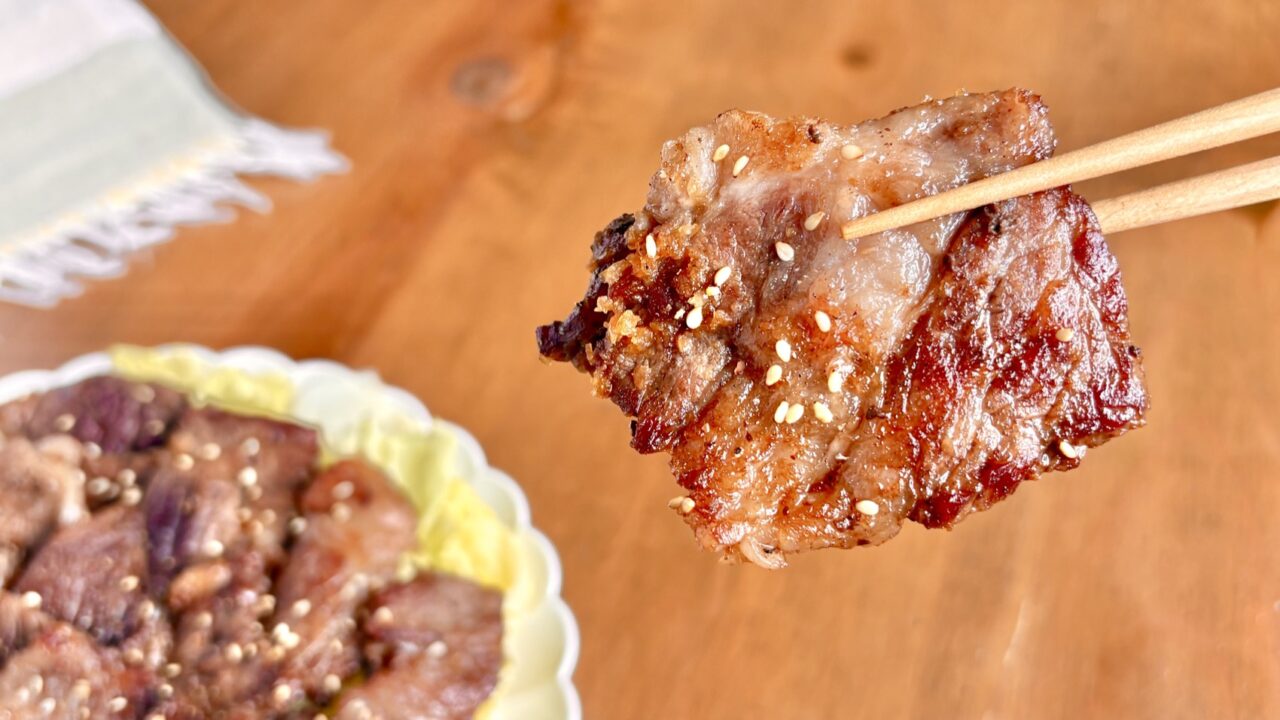 箸で持ち上げた焦がしポン酢ペッパー焼きの牛肉