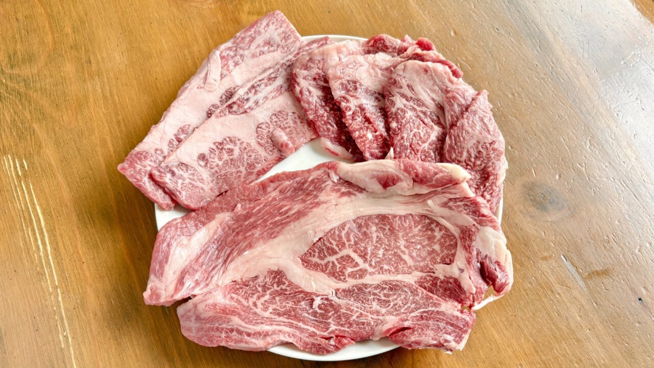 皿に広げたモッタイナイビーフ1パック500gの生肉