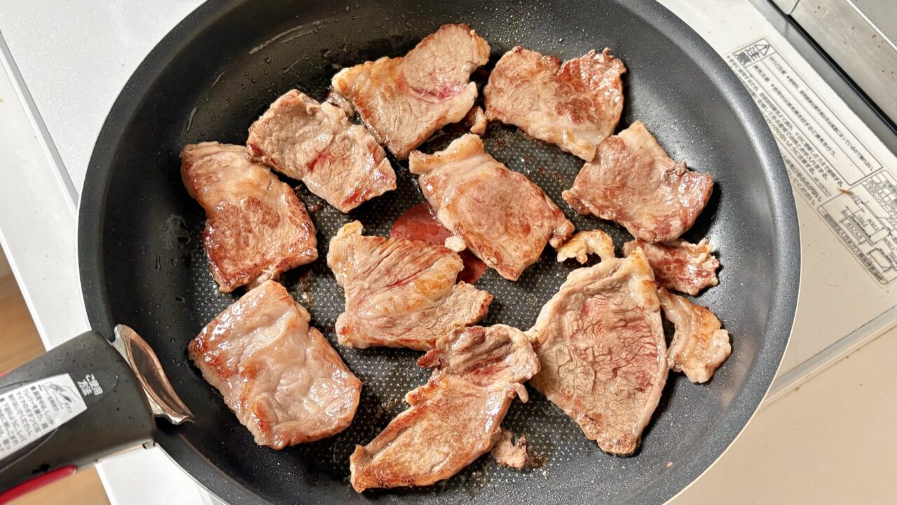フライパンで牛肉の両面に焼き色をつける工程