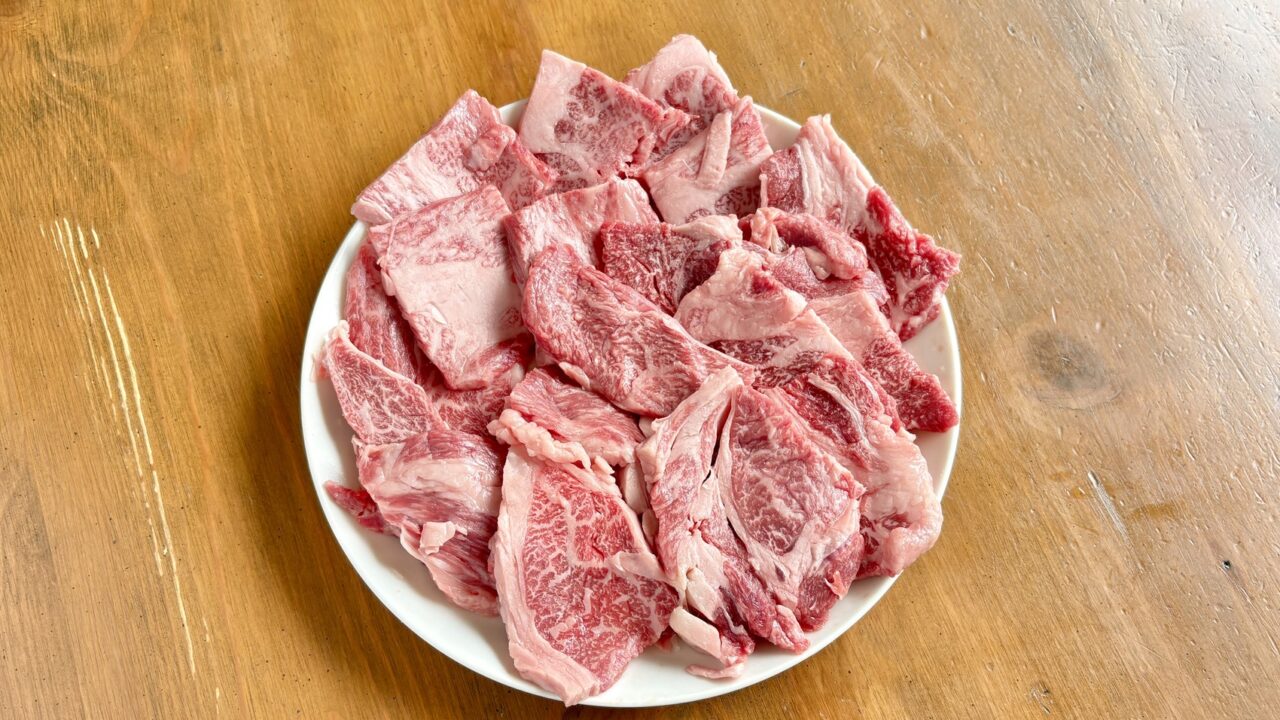 食べやすい大きさに切り分けたモッタイナイビーフ