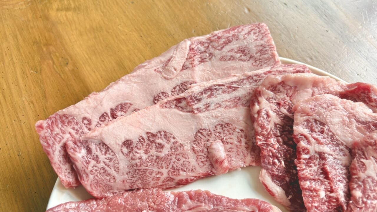 モッタイナイビーフの霜降りと形の異なる切り落とし