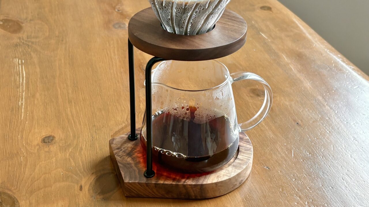 HARIOのドリップスタンドセットで抽出中のコーヒー