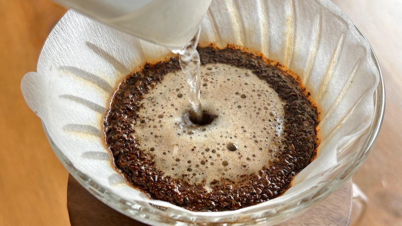 フィルター内のコーヒー粉にお湯を注ぐ様子