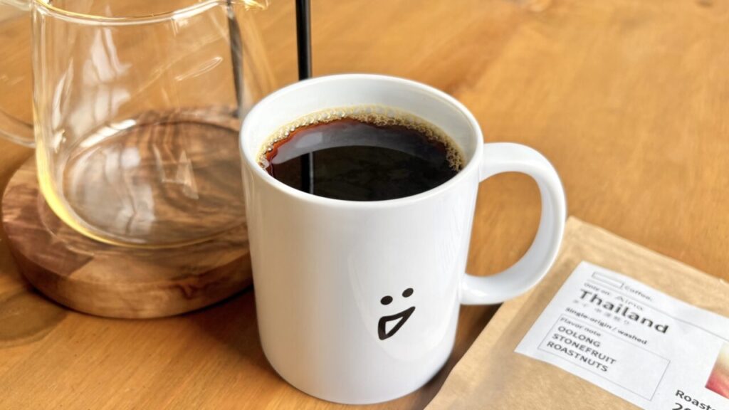 カップに注いだコーヒーとHARIOのドリップセット、Blank Coffeeの豆袋