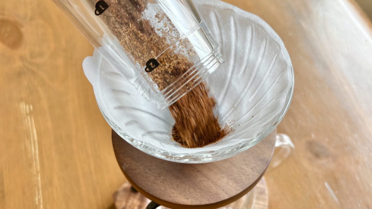 挽いたコーヒー豆をフィルターへ入れる様子