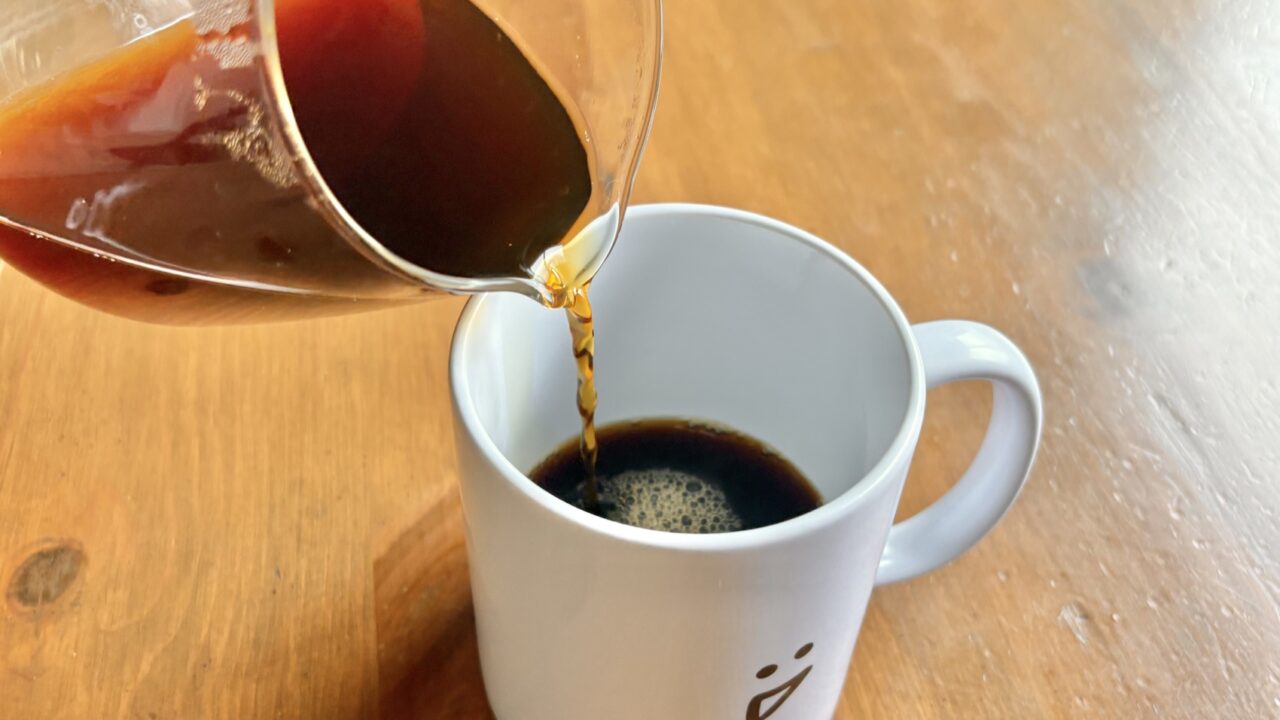 サーバーからカップにコーヒーを注ぐ様子