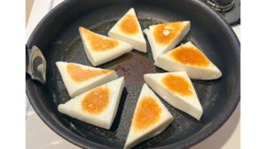 フライパンで焼いたはんぺんのバターしょうゆ焼き