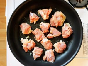 鶏もも肉を並べる