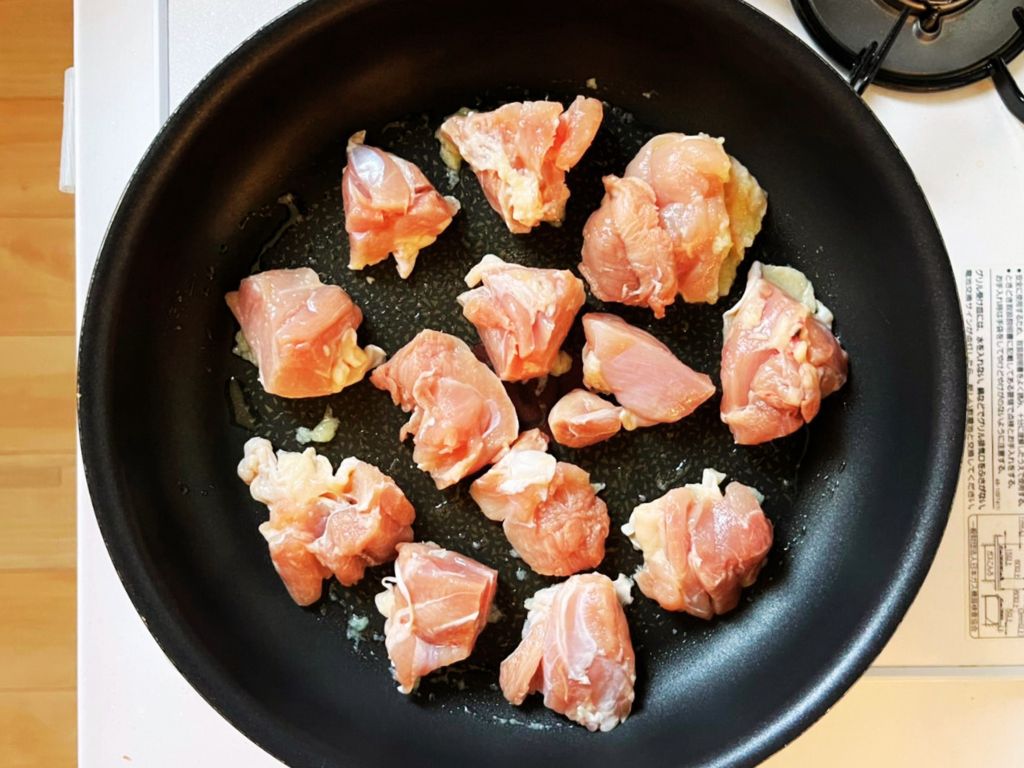 鶏もも肉を並べる