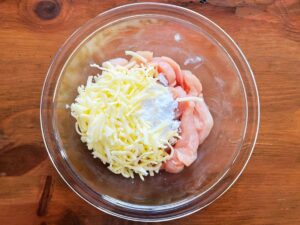チーズと片栗粉を加える