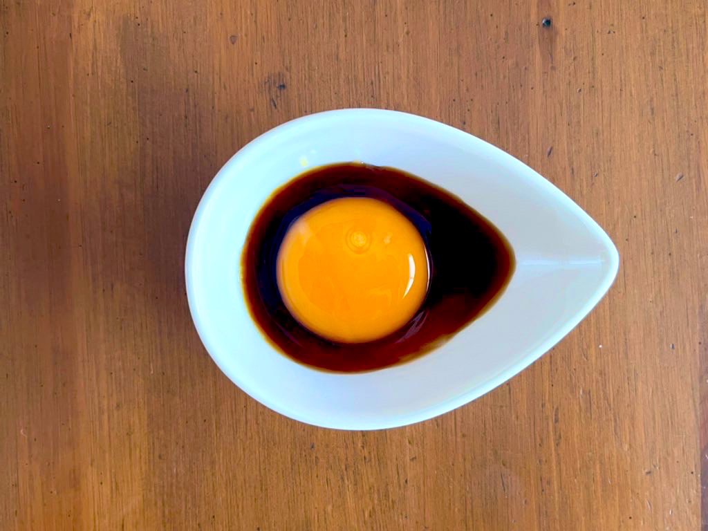 漬けるだけで作れる「卵黄漬け丼」の写真 3
