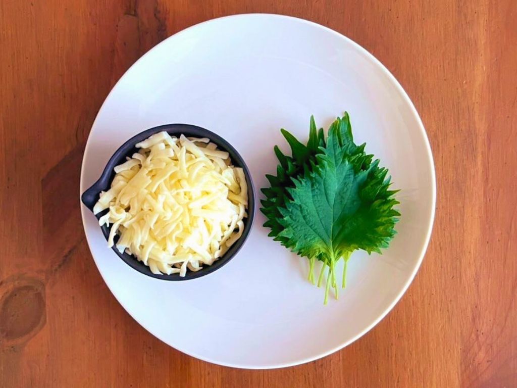 しなびた大葉が大活躍！電子レンジで「チーズと大葉のカリカリ」夏のおつまみの写真 1