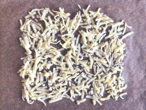 しなびた大葉が大活躍！電子レンジで「チーズと大葉のカリカリ」夏のおつまみの写真 2