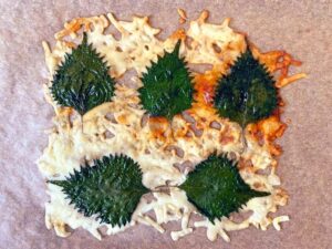 しなびた大葉が大活躍！電子レンジで「チーズと大葉のカリカリ」夏のおつまみの写真 5