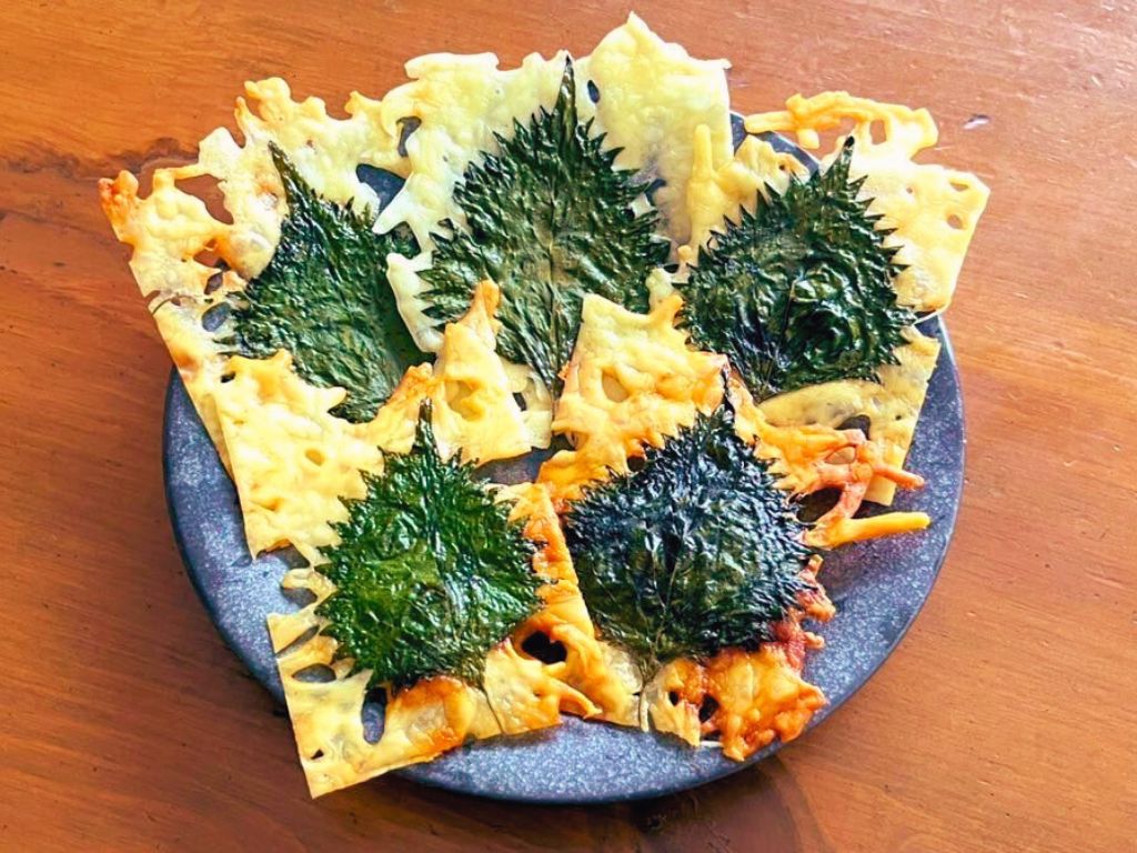 しなびた大葉が大活躍！電子レンジで「チーズと大葉のカリカリ」夏のおつまみの写真 6