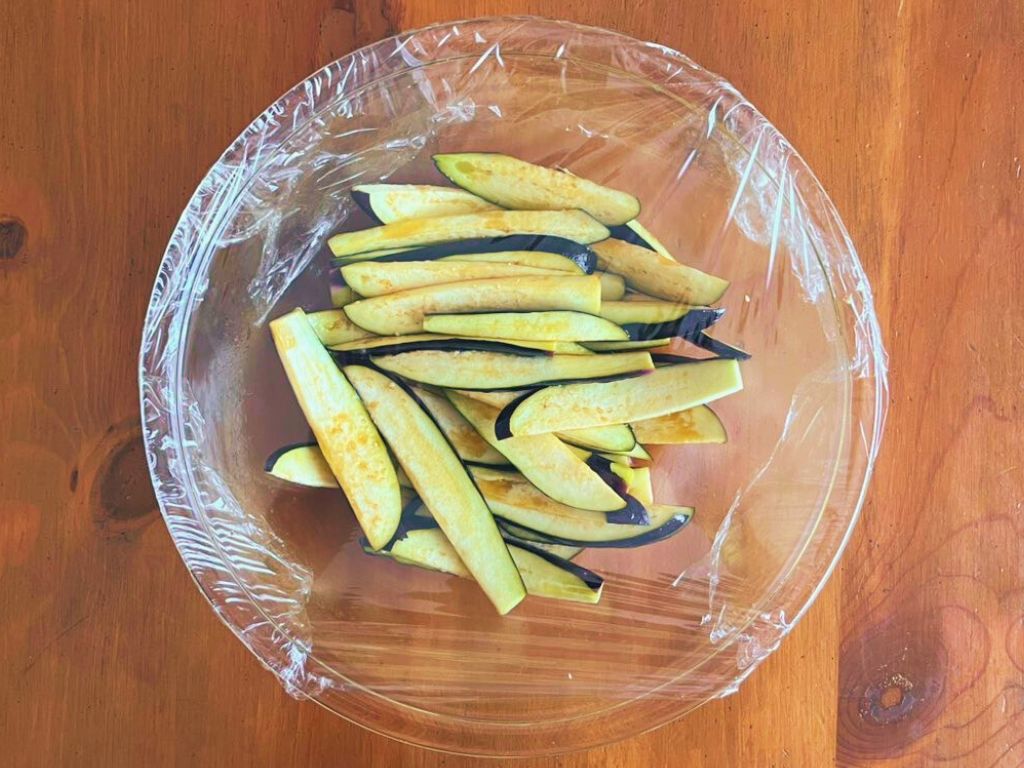 ボウルにラップをかけて電子レンジで加熱する