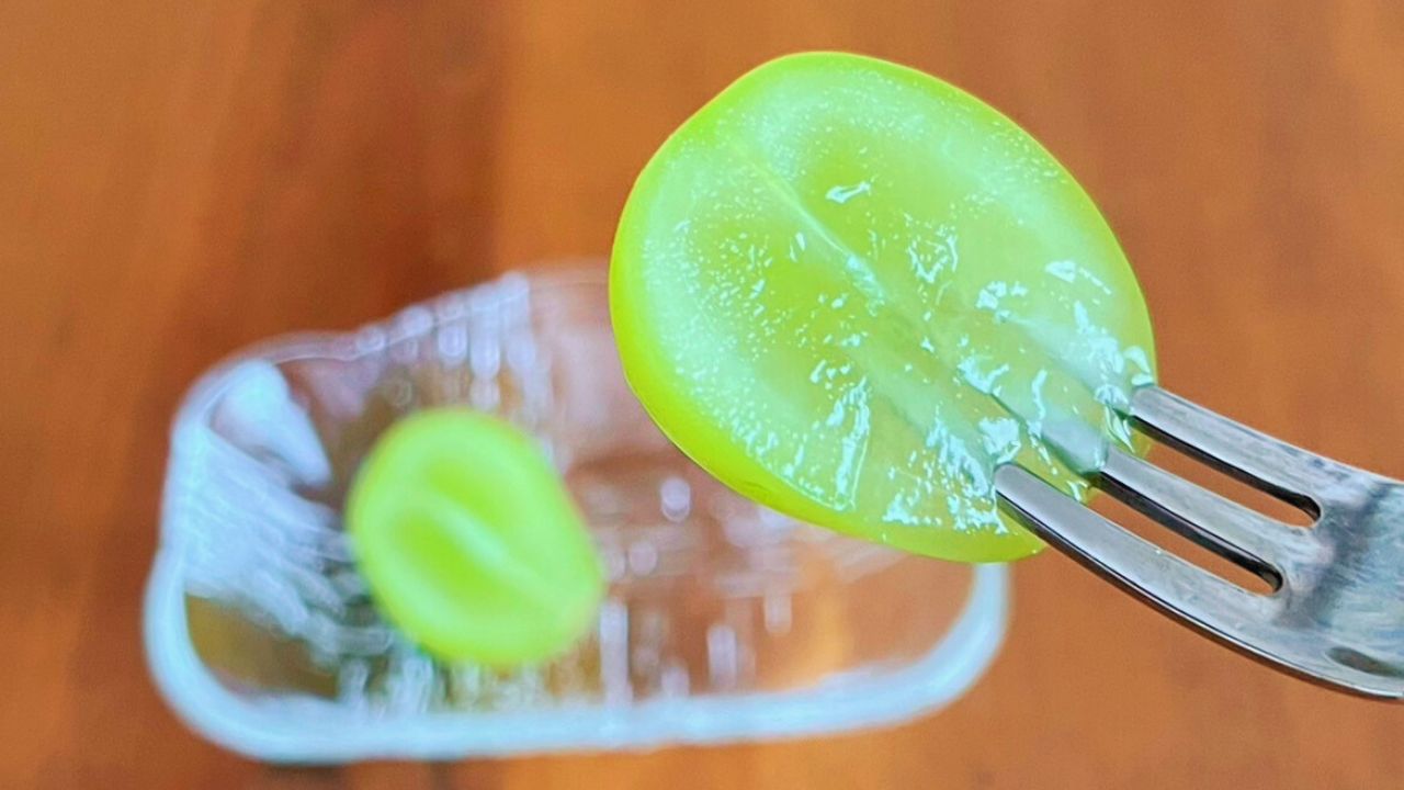 炭酸水に漬けるだけ。「炭酸マスカット」の作り方の写真 6