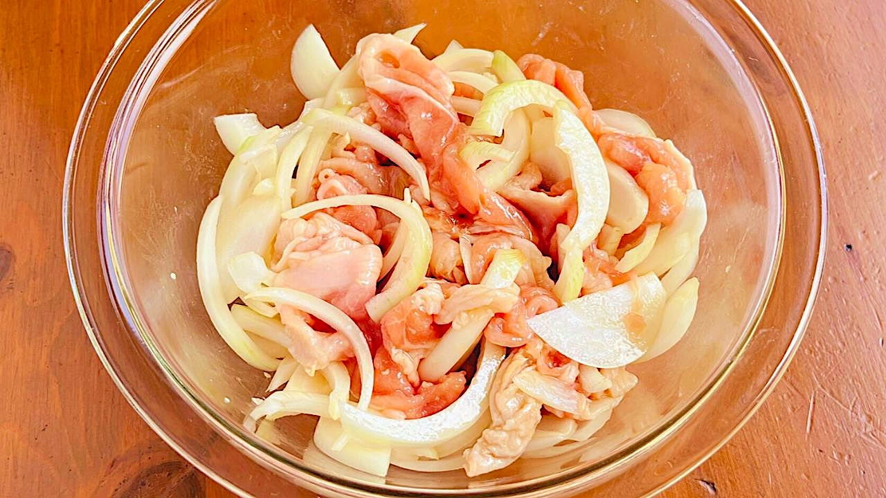 耐熱容器で調味料をからませた豚こま切れ肉