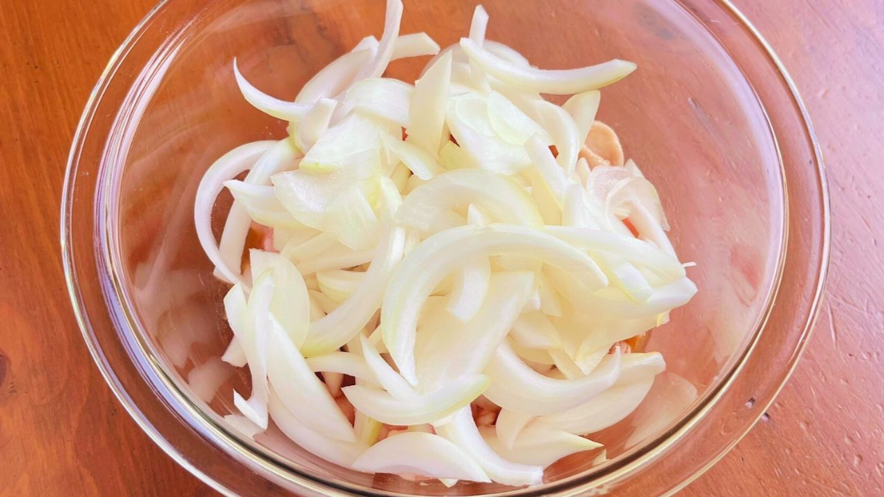 薄くスライスした玉ねぎ