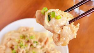 豚こまと玉ねぎのとろとろあんかけ風を箸で持ち上げたところ