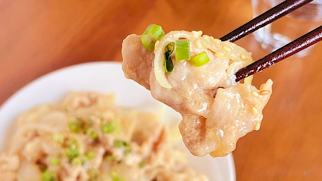 豚こまと玉ねぎのとろとろあんかけ風を箸で持ち上げたところ