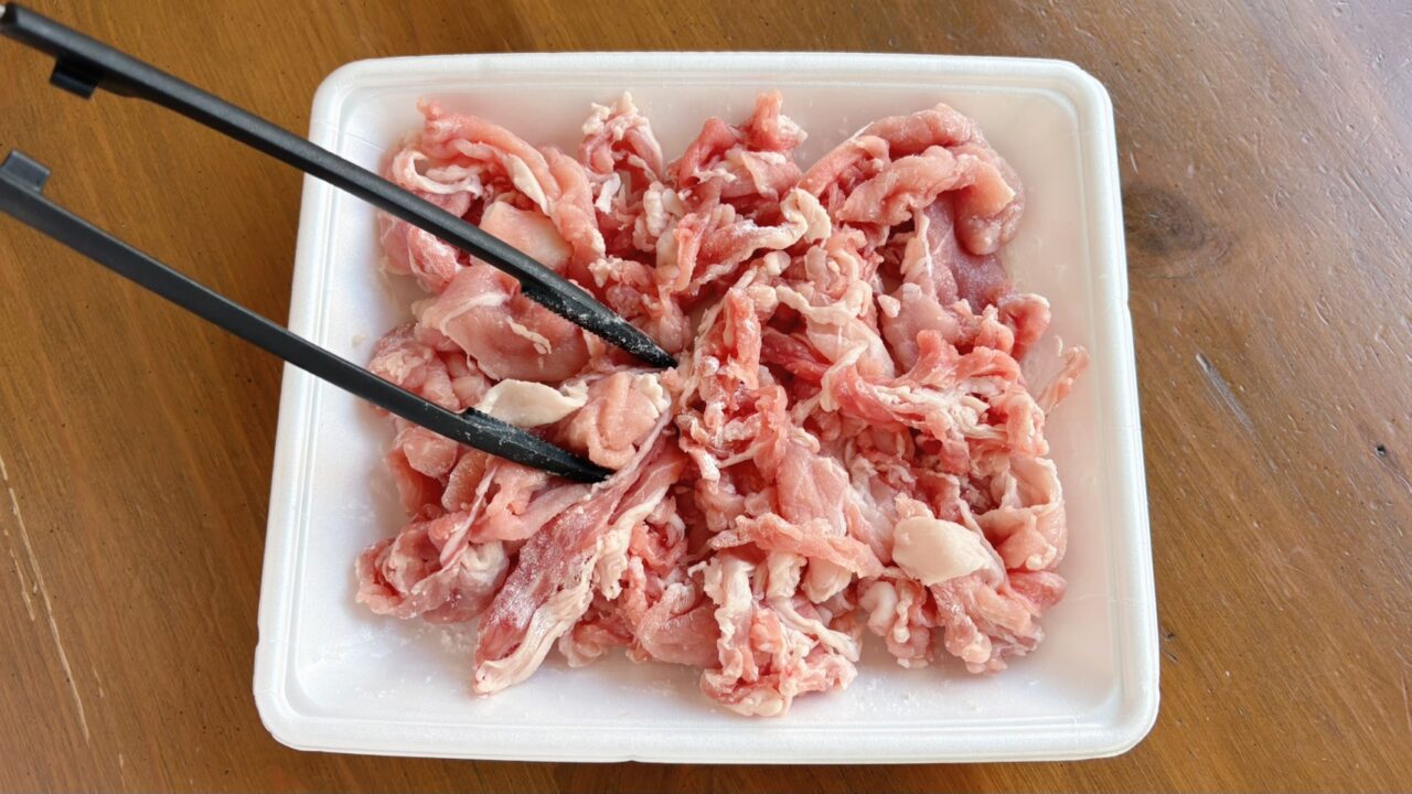 豚こま切れ肉に片栗粉をまぶすところ