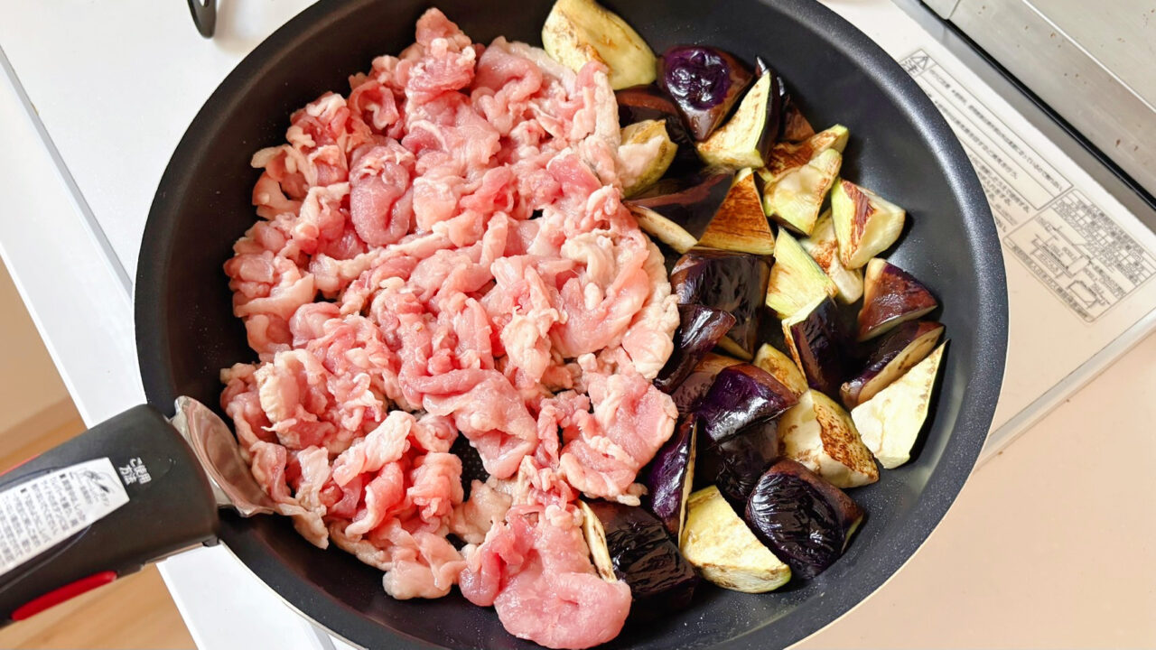 なすを端に寄せて豚こま切れ肉を加えたところ