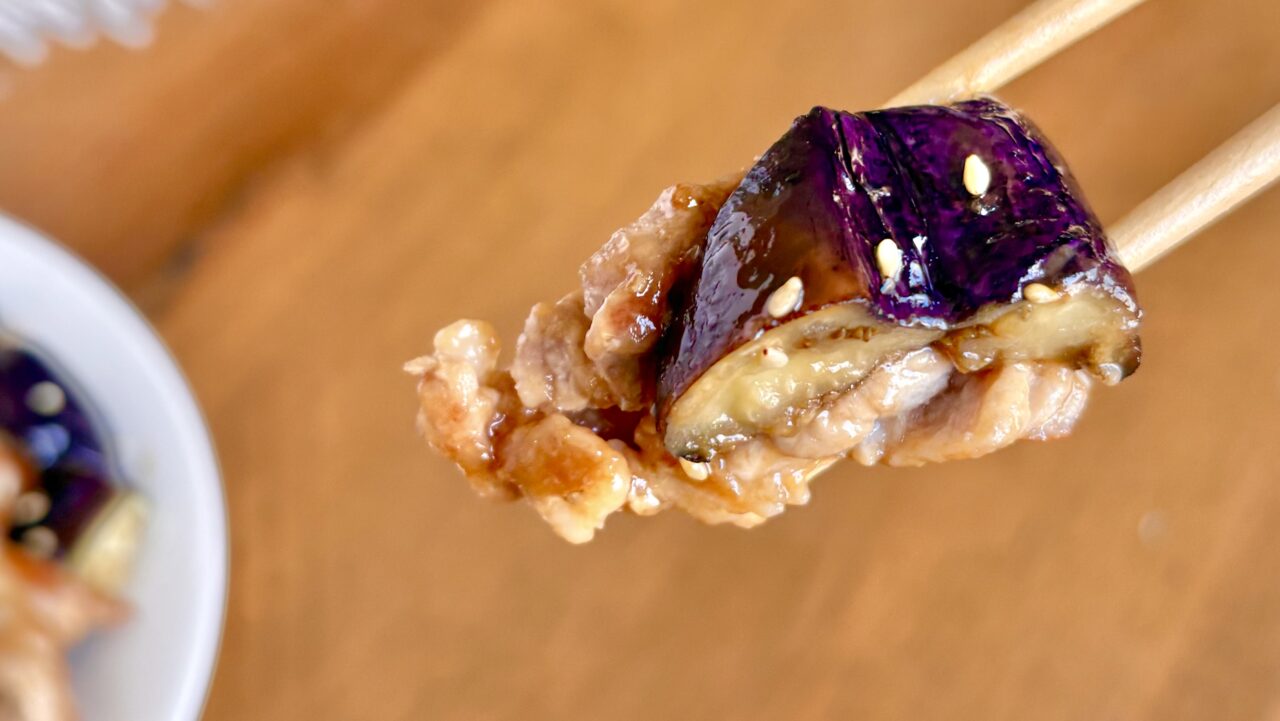 豚こまとなすのにんにくポン酢炒めを箸で持ち上げたところ