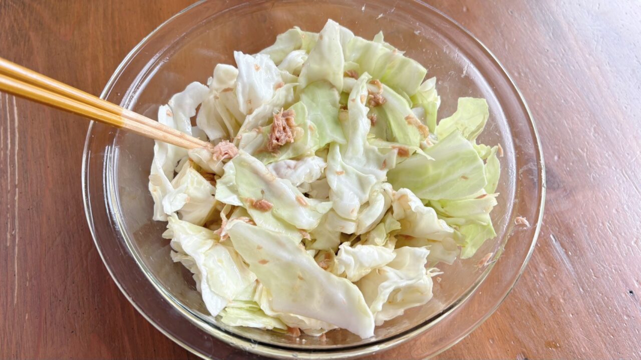 キャベツとツナをポン酢で混ぜるところ