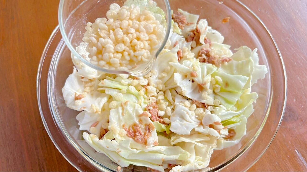 仕上げに天かすを加えるところ