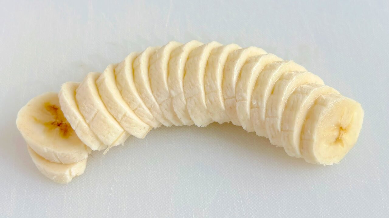食べやすい大きさに切ったバナナ