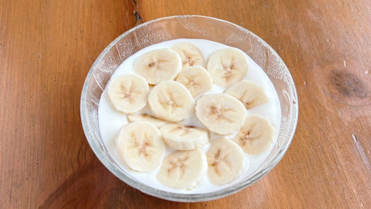 器に入れたプレーンヨーグルトとバナナ