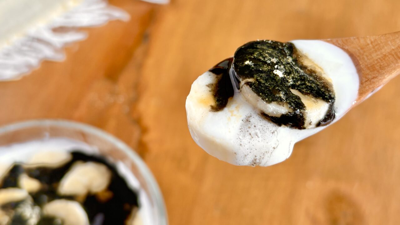 黒ごまバナナヨーグルトをスプーンですくったところ