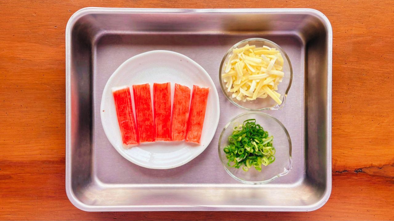 かに風味かまぼこ、ピザ用チーズ、青ねぎ