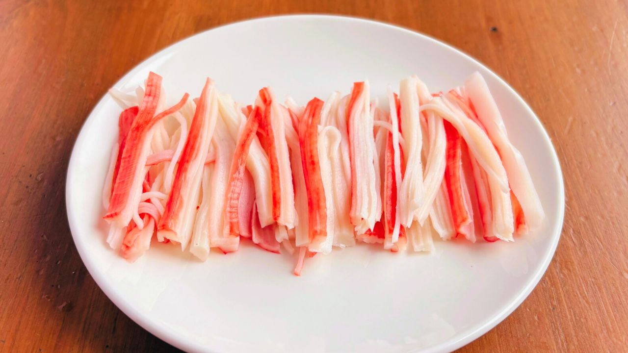 ほぐしたかに風味かまぼこを耐熱皿に広げたところ