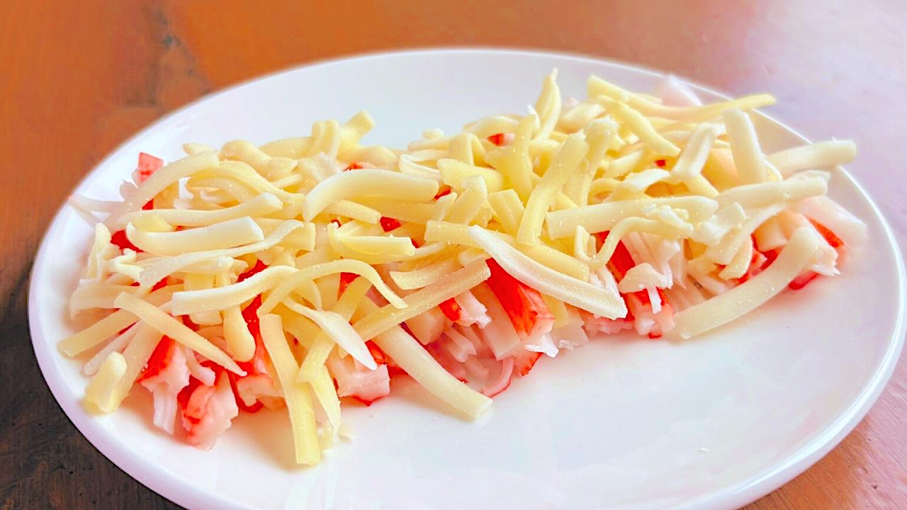 かに風味かまぼこにピザ用チーズを広げたところ
