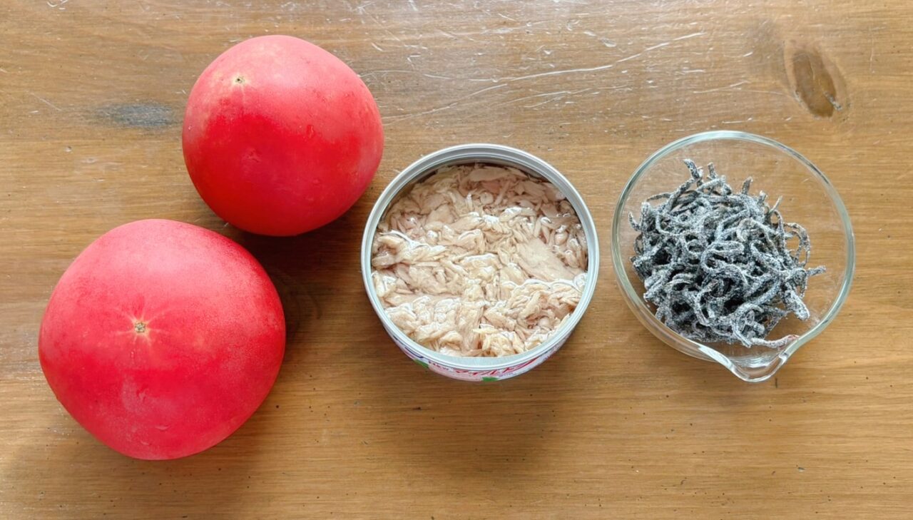 トマト、ツナ缶、塩昆布