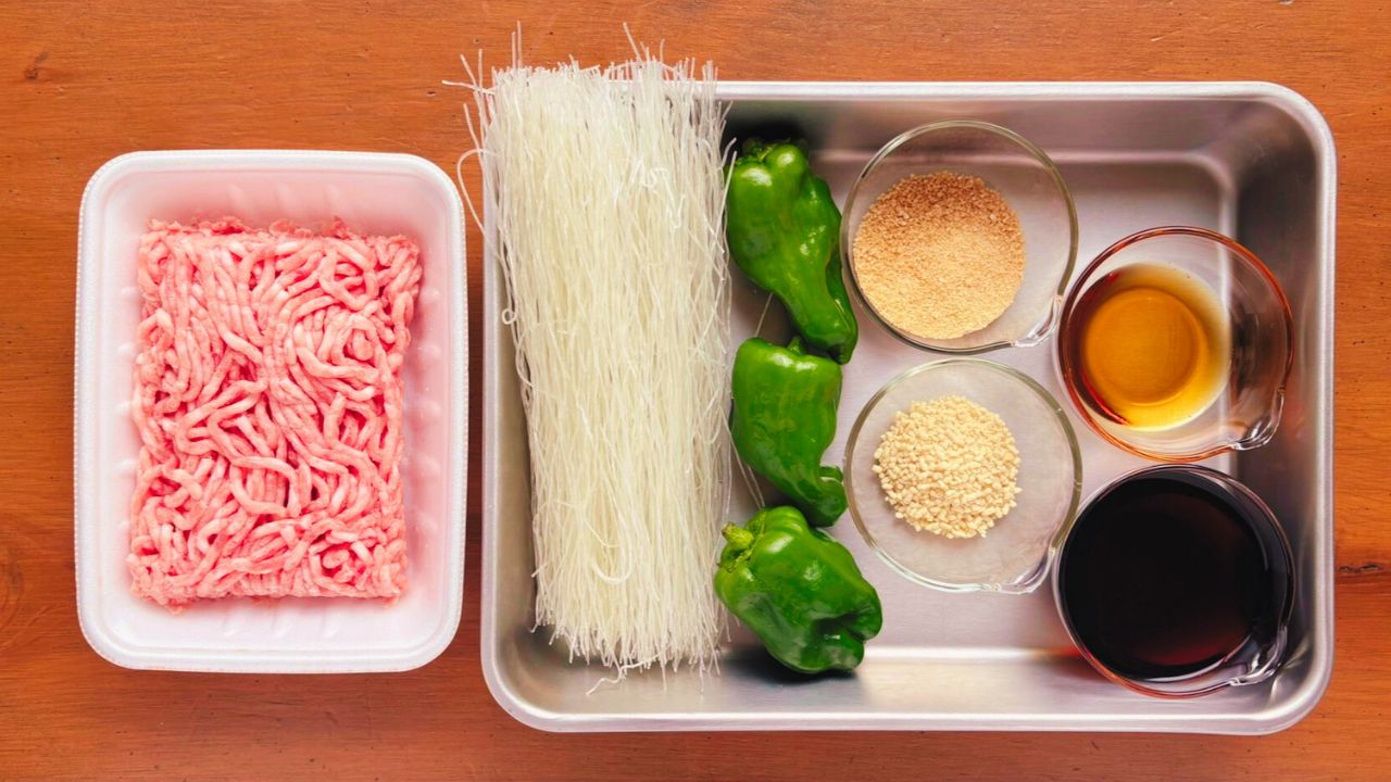 乾燥はるさめ、豚ひき肉、ピーマン、調味料