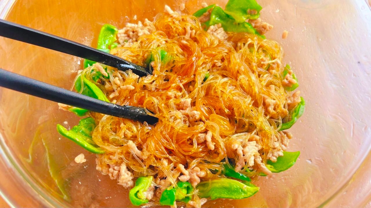 電子レンジ加熱後の春雨、豚ひき肉、ピーマンを混ぜ合わせたところ