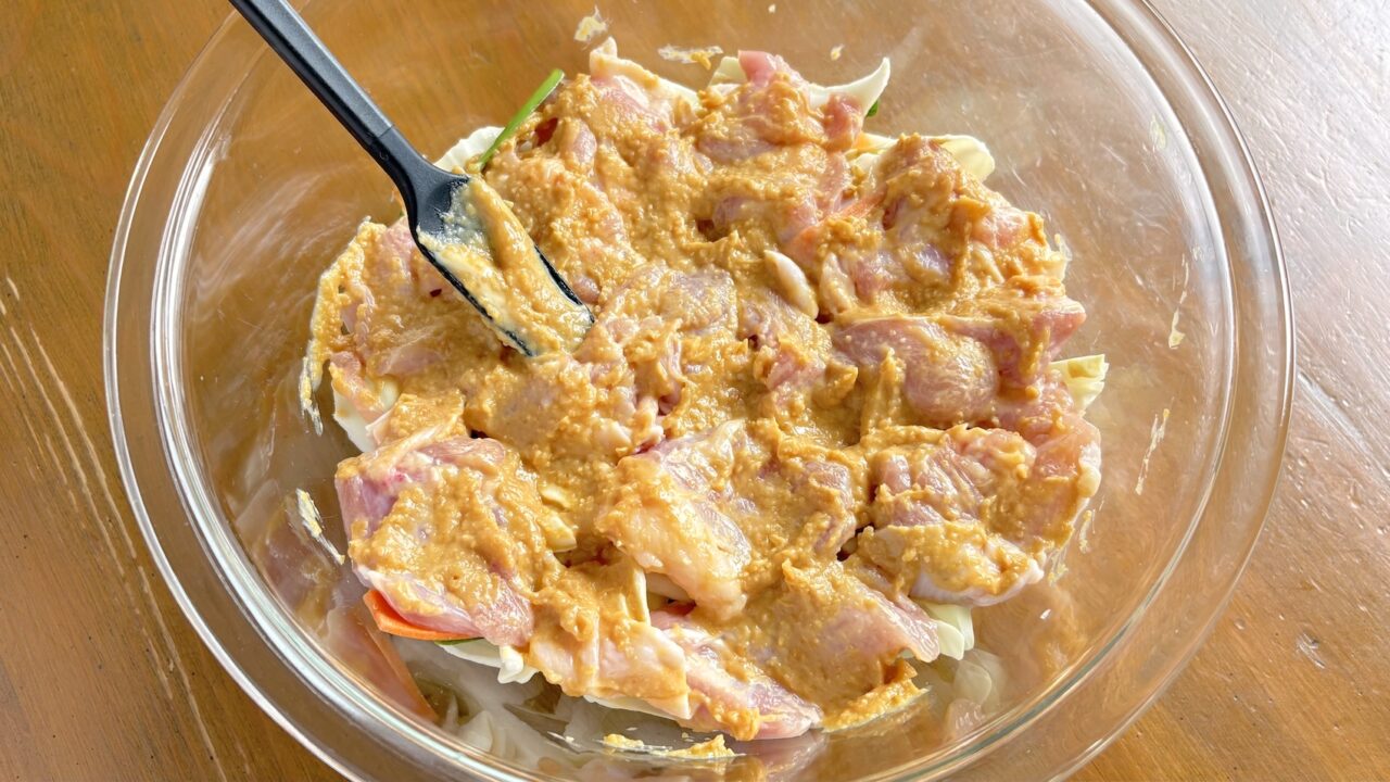 鶏もも肉ににんにく味噌マヨだれを広げたところ