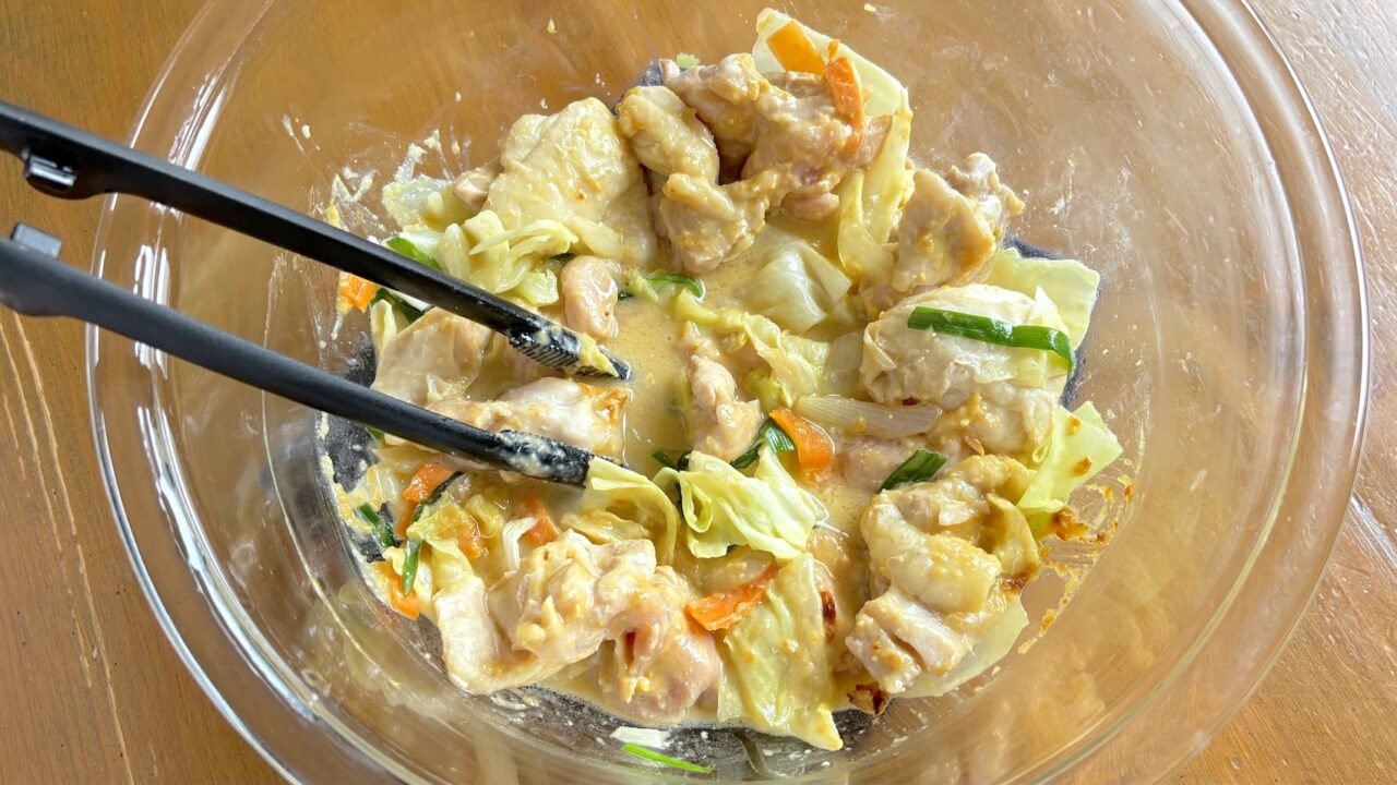 電子レンジで加熱して混ぜ合わせた鶏肉と野菜