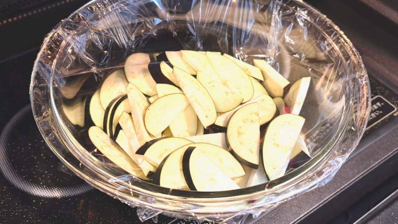 なすにラップをして電子レンジで加熱する様子