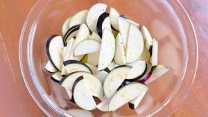 縦半分にして斜め薄切りにしたなす