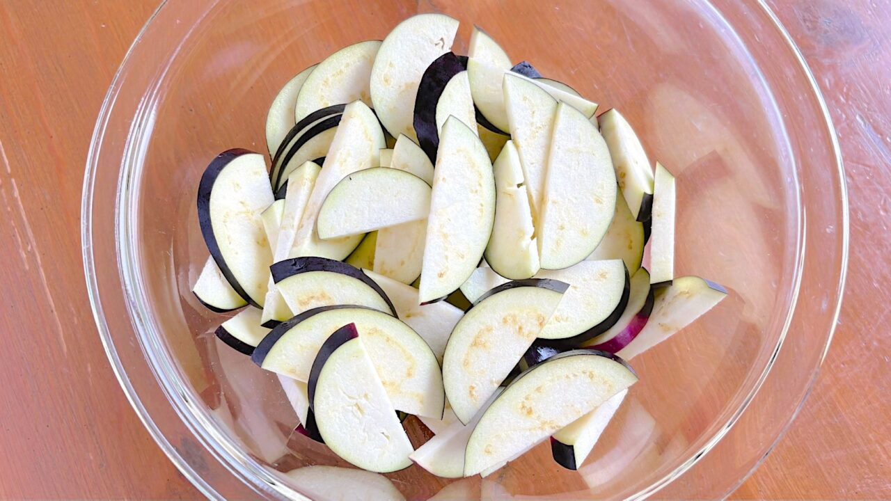 縦半分にして斜め薄切りにしたなす