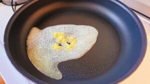 溶かしたバターにおろしにんにくを加えた様子