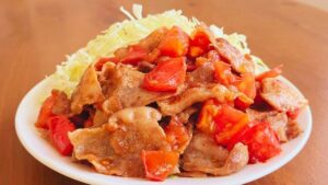 完成した豚バラとトマトのガリバタ炒め