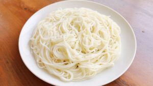 ゆでて水で締めたそうめん