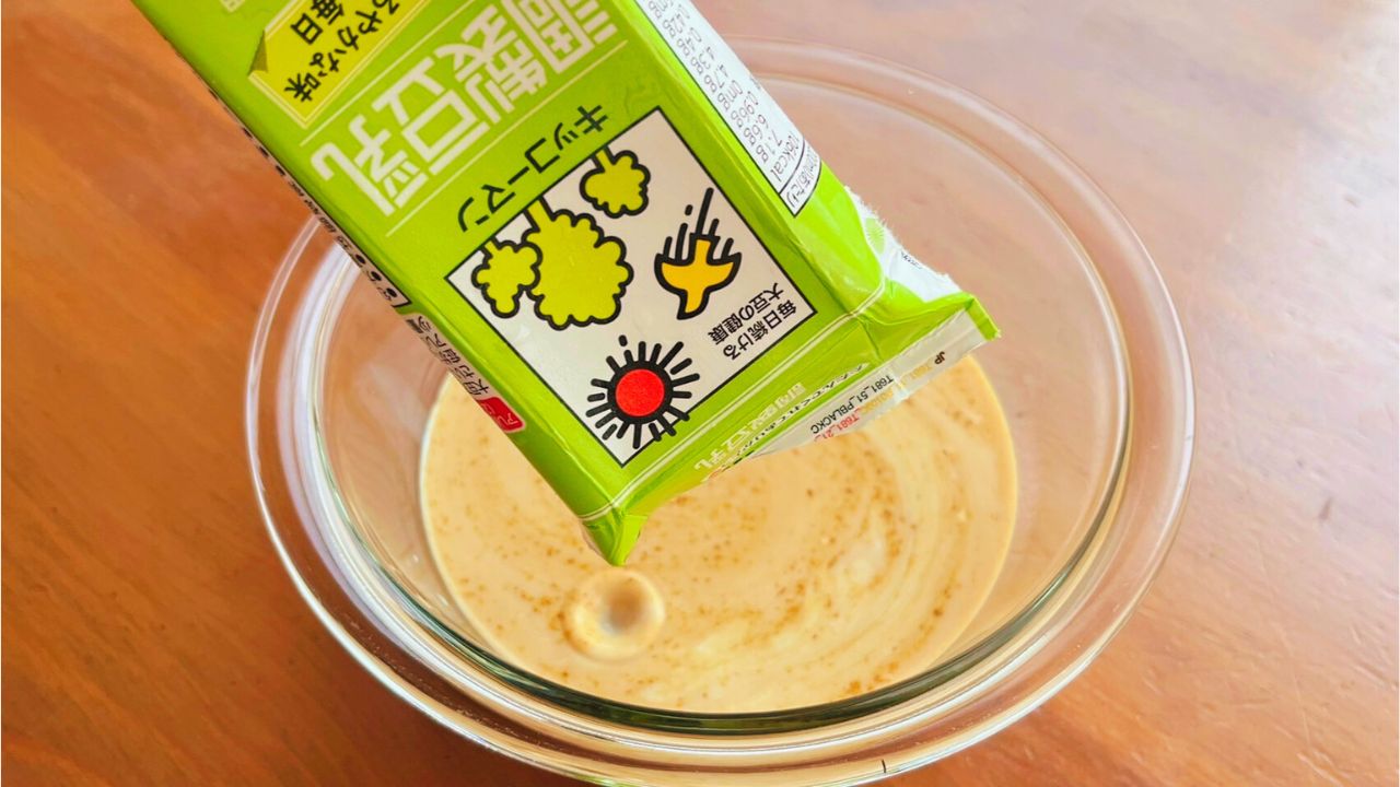 カレーに豆乳を加える様子